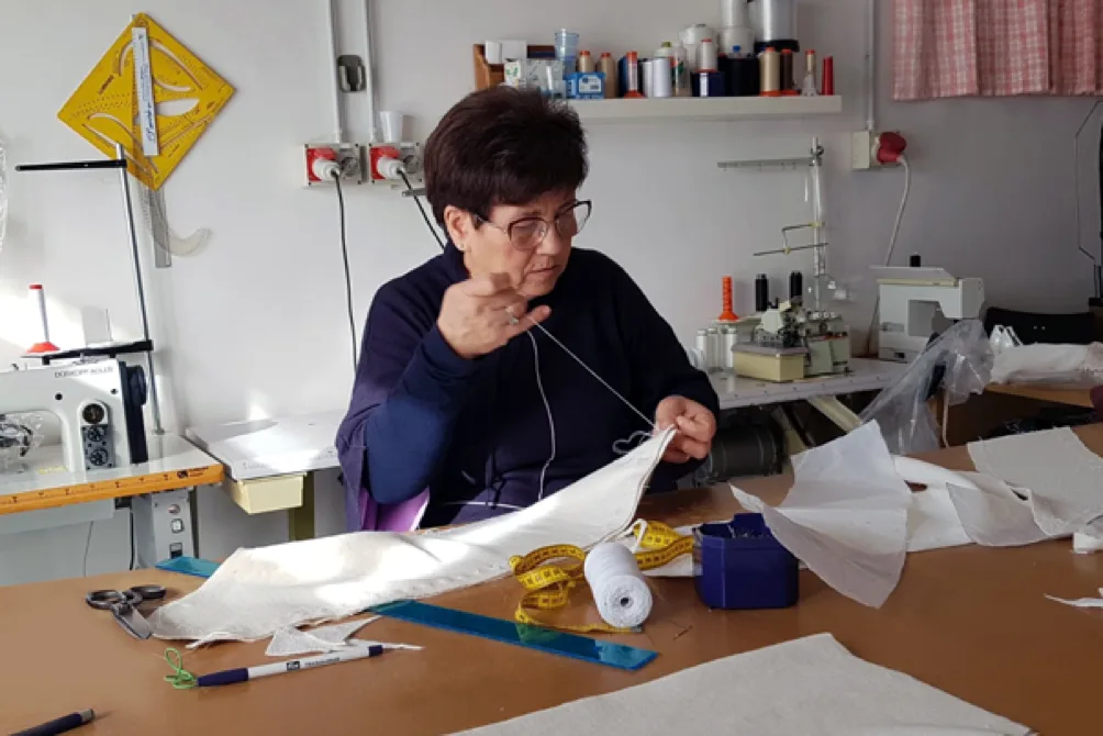Carmela nella sartoria di Atelier Tussàh